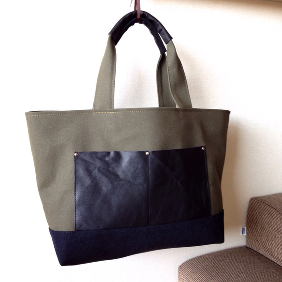 レザーポケットTOTE（M）カーキ×ヴィンテージブラック 1枚目の画像