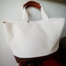 レザーポケットTOTE（M）生成り×チョコ×レザーブラウン 6枚目の画像