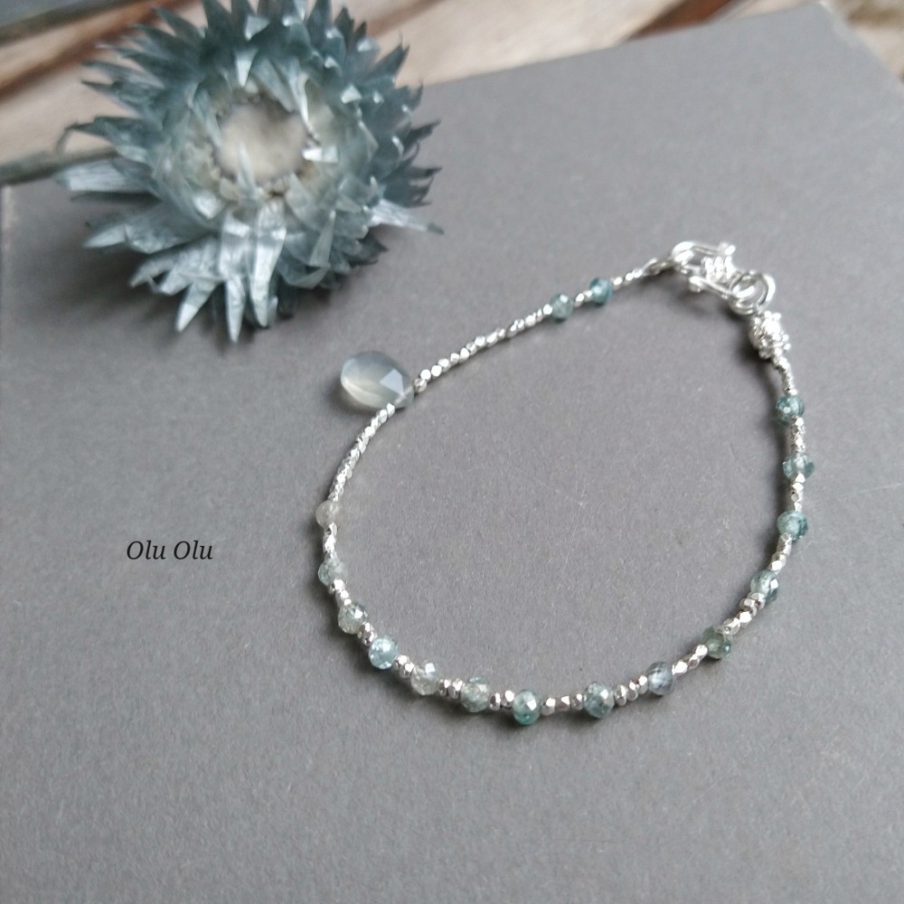 ナチュラルブルージルコニア×ホワイトムーンストーン×カレンシルバーのブレスレット