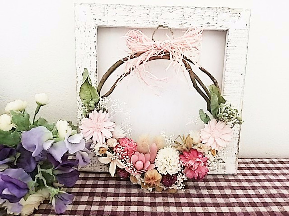 雪割草と桜色のナチュラルリース      母の日、お誕生日プレゼントに、マイルルームでも。 1枚目の画像