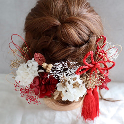 レッド×ホワイト×ゴールドの髪飾り　成人式　卒業式　ウェディング　結婚式　打ち掛け　振袖　和装　水引　タッセル　赤 2枚目の画像