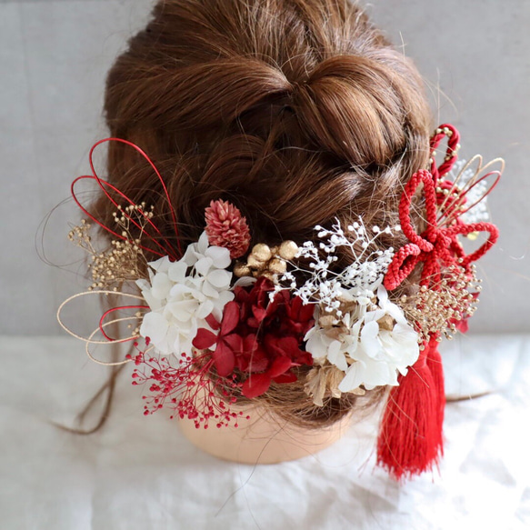 レッド×ホワイト×ゴールドの髪飾り　成人式　髪飾り　赤　　結婚式　打ち掛け　振袖　和装　タッセル　赤 3枚目の画像