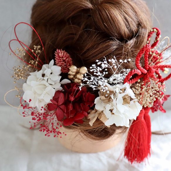 レッド×ホワイト×ゴールドの髪飾り　成人式　髪飾り　赤　　結婚式　打ち掛け　振袖　和装　タッセル　赤 5枚目の画像