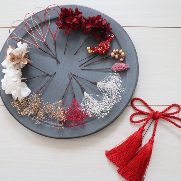 レッド×ホワイト×ゴールドの髪飾り　成人式　髪飾り　赤　　結婚式　打ち掛け　振袖　和装　タッセル　赤 6枚目の画像