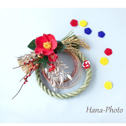 越後しめ縄使用 水引と赤い椿とシャンパンゴールドの葉のしめ縄リース