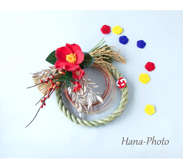 越後しめ縄使用 水引と赤い椿とシャンパンゴールドの葉のしめ縄リース