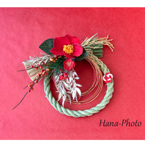 越後しめ縄使用 水引と赤い椿とシャンパンゴールドの葉のしめ縄リース