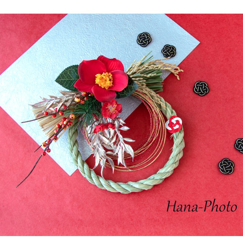 越後しめ縄使用 水引と赤い椿とシャンパンゴールドの葉のしめ縄