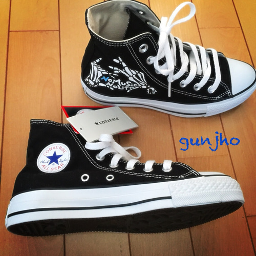 手描き。コンバースハイカットスニーカー スカル。レディース