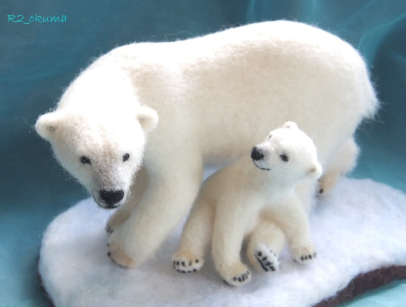 【マリ＊＊様オーダー品】ホッキョクグマの母子「さぁ立ち上がって」 1枚目の画像