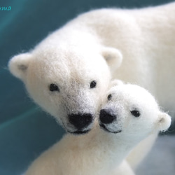 【マリ＊＊様オーダー品】ホッキョクグマの母子「さぁ立ち上がって」 2枚目の画像