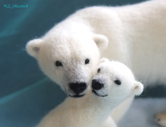 【マリ＊＊様オーダー品】ホッキョクグマの母子「さぁ立ち上がって」 2枚目の画像