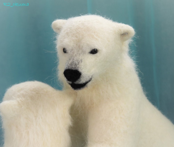 ホッキョクグマの双子の羊毛こぐま「雪玉で遊ぶ」 5枚目の画像