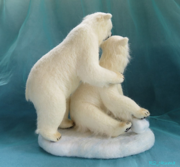 ホッキョクグマの双子の羊毛こぐま「雪玉で遊ぶ」 10枚目の画像