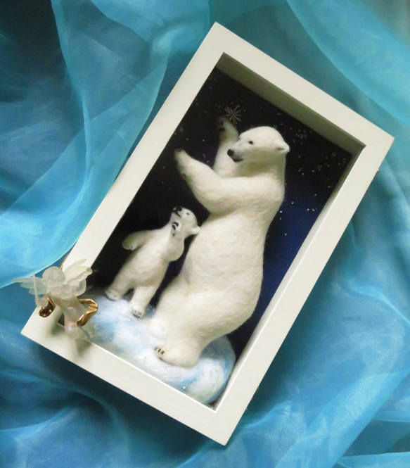 木箱の中のホッキョクグマ母子「星を手に乗せる」 3枚目の画像
