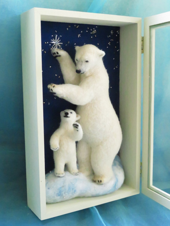 木箱の中のホッキョクグマ母子「星を手に乗せる」 4枚目の画像