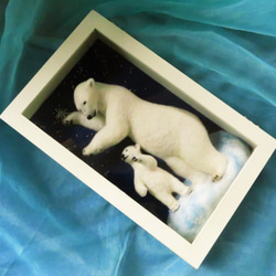 木箱の中のホッキョクグマ母子「星を手に乗せる」 5枚目の画像