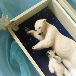 木箱の中のホッキョクグマ母子「星を手に乗せる」 6枚目の画像