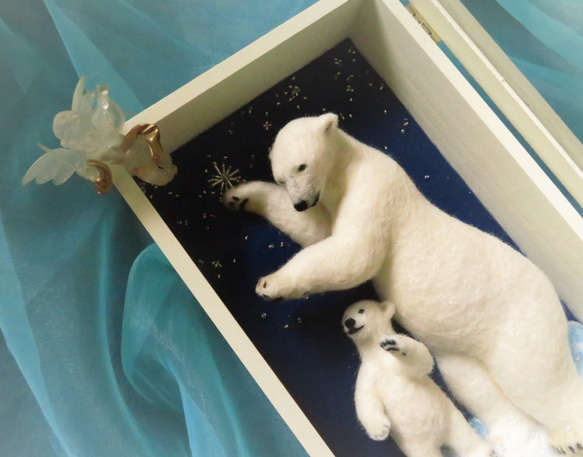 木箱の中のホッキョクグマ母子「星を手に乗せる」 6枚目の画像