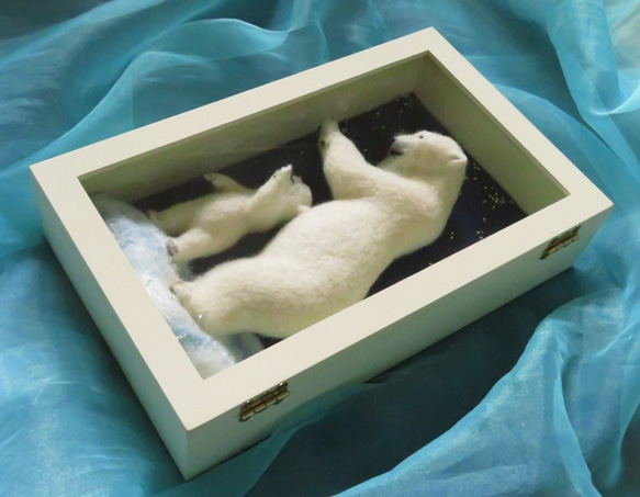 木箱の中のホッキョクグマ母子「星を手に乗せる」 7枚目の画像