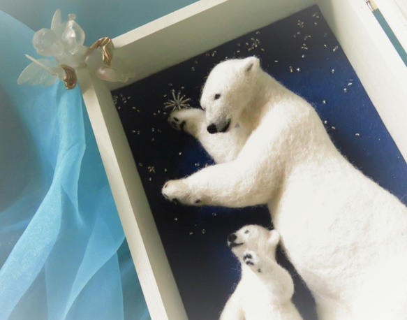 木箱の中のホッキョクグマ母子「星を手に乗せる」 8枚目の画像