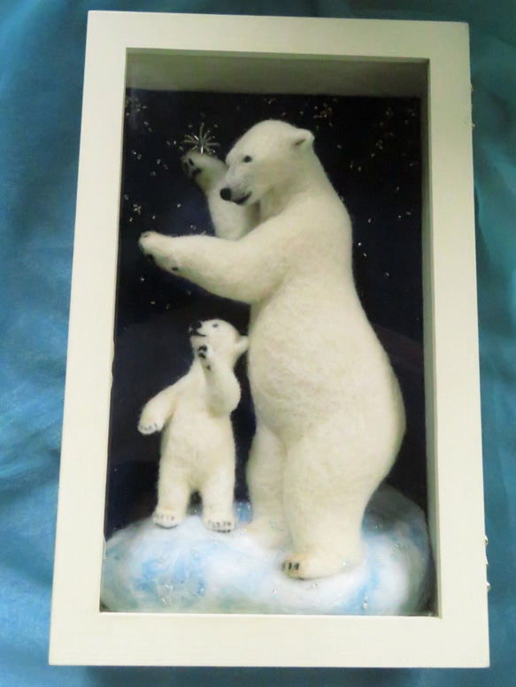 木箱の中のホッキョクグマ母子「星を手に乗せる」 10枚目の画像