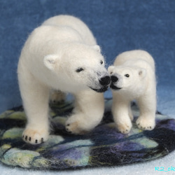 ホッキョクグマの親子「お母さん、あのねあのね..」 1枚目の画像