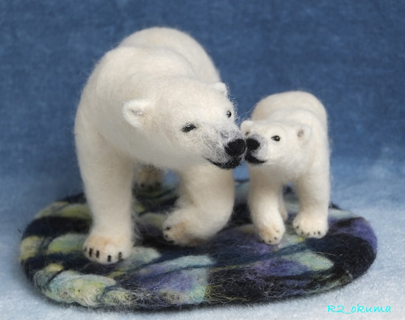 ホッキョクグマの親子「お母さん、あのねあのね..」 羊毛フェルト りつ