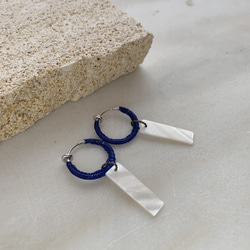 『青と白』リネン糸とシェルのフープイヤリング 1枚目の画像