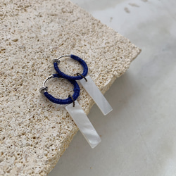 『青と白』リネン糸とシェルのフープイヤリング 2枚目の画像