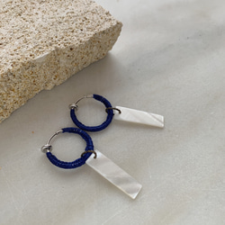 『青と白』リネン糸とシェルのフープイヤリング 3枚目の画像