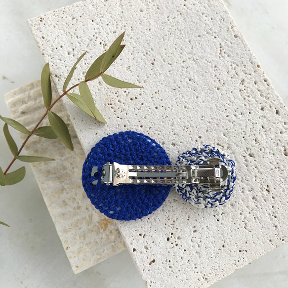 編み丸のバレッタ 青と白 2枚目の画像