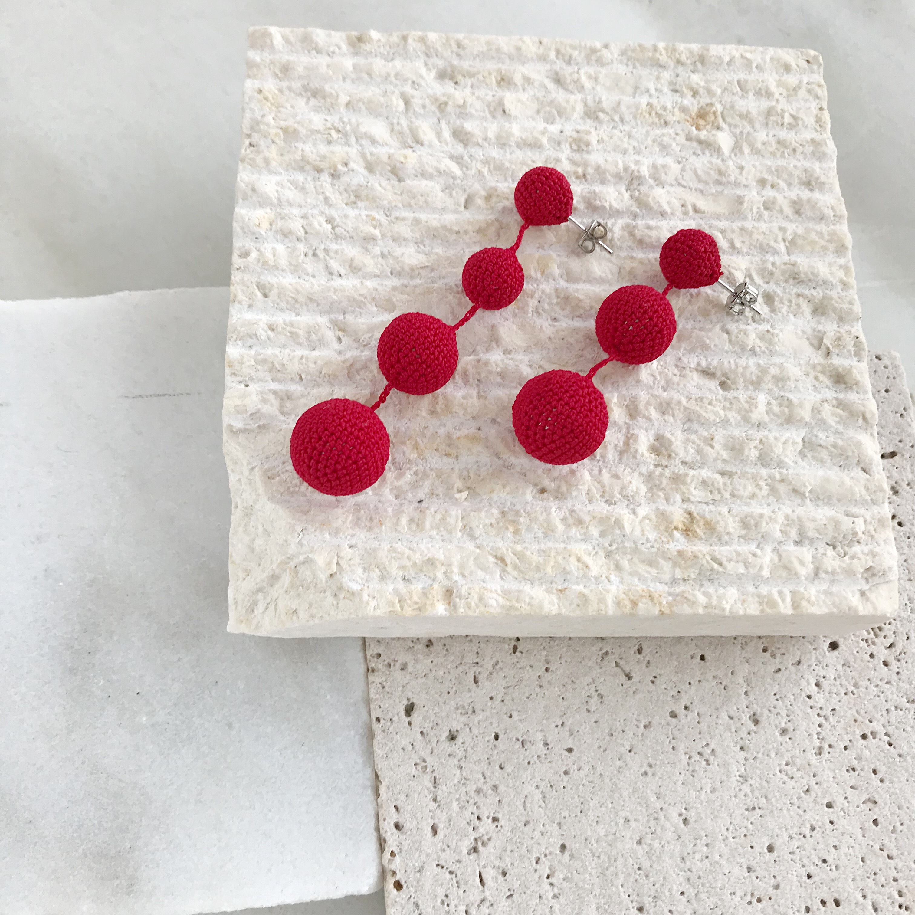 デカ編み玉しずくイヤリング/ピアス 朱赤