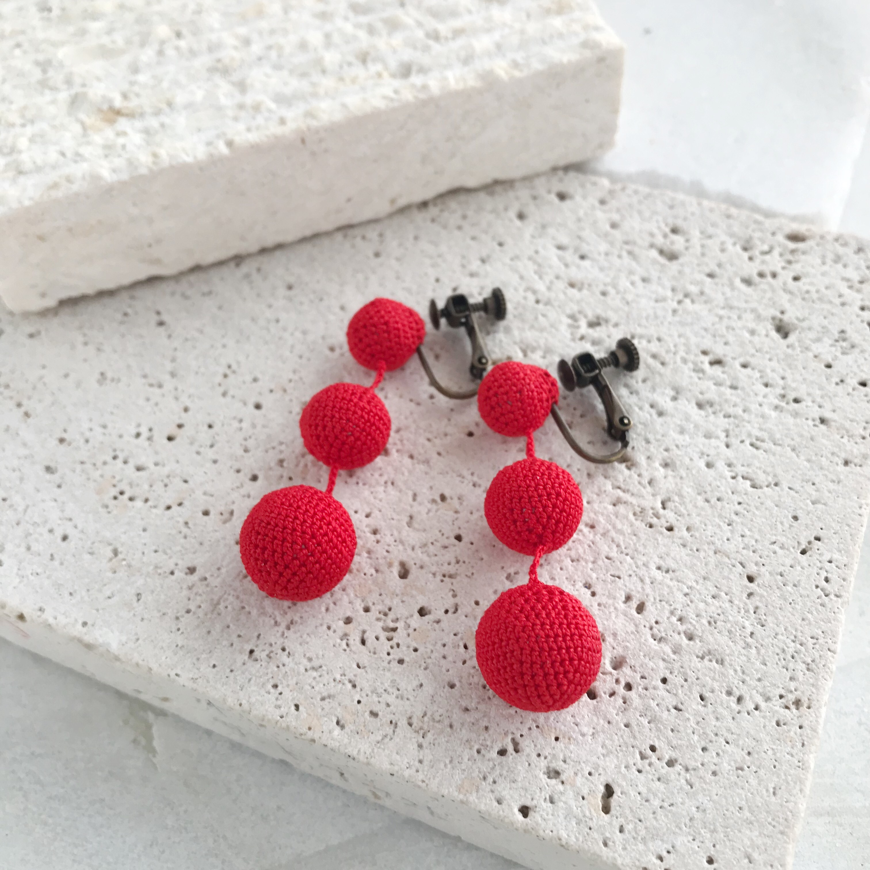 デカ編み玉しずく 両方三玉 イヤリング/ピアス 朱赤