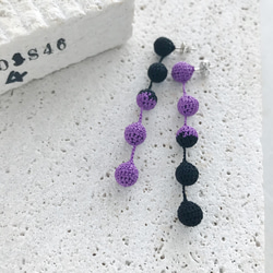 バイカラー編み玉5連 ピアス /イヤリング 紫×黒 3枚目の画像