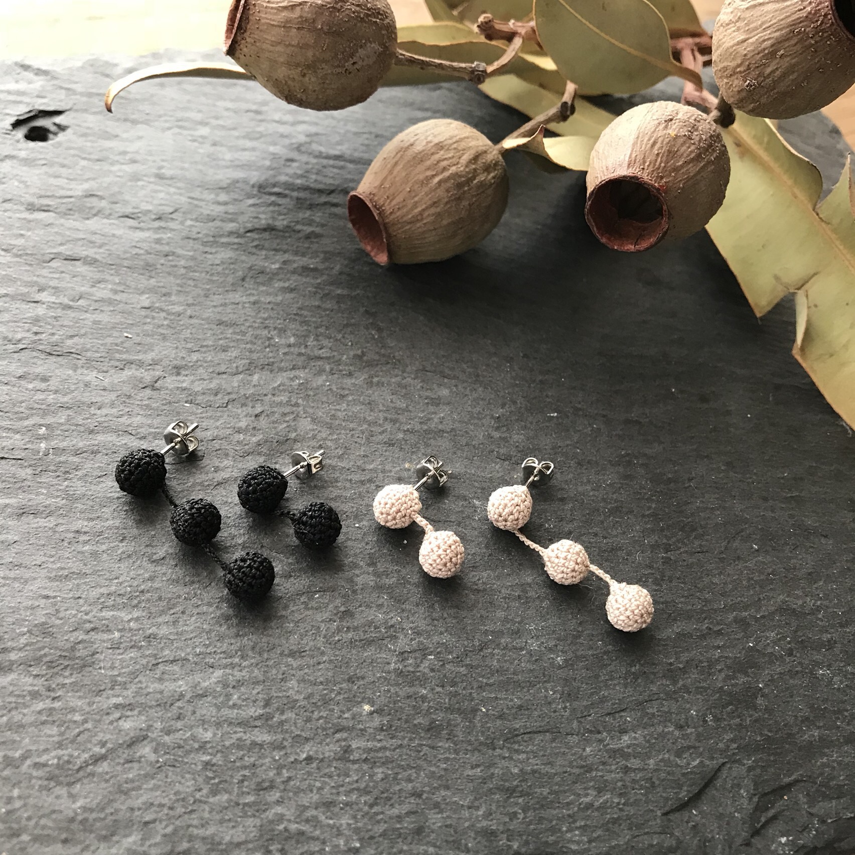 creema限定福袋‼︎編み玉ピアス黒/ピンクベージュ2点セット