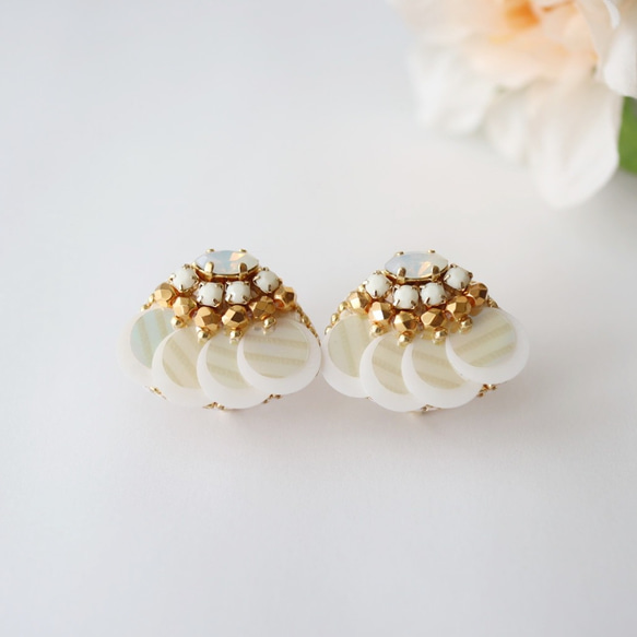 水晶貝殼款式亮片串珠刺繡耳環（金） 第1張的照片