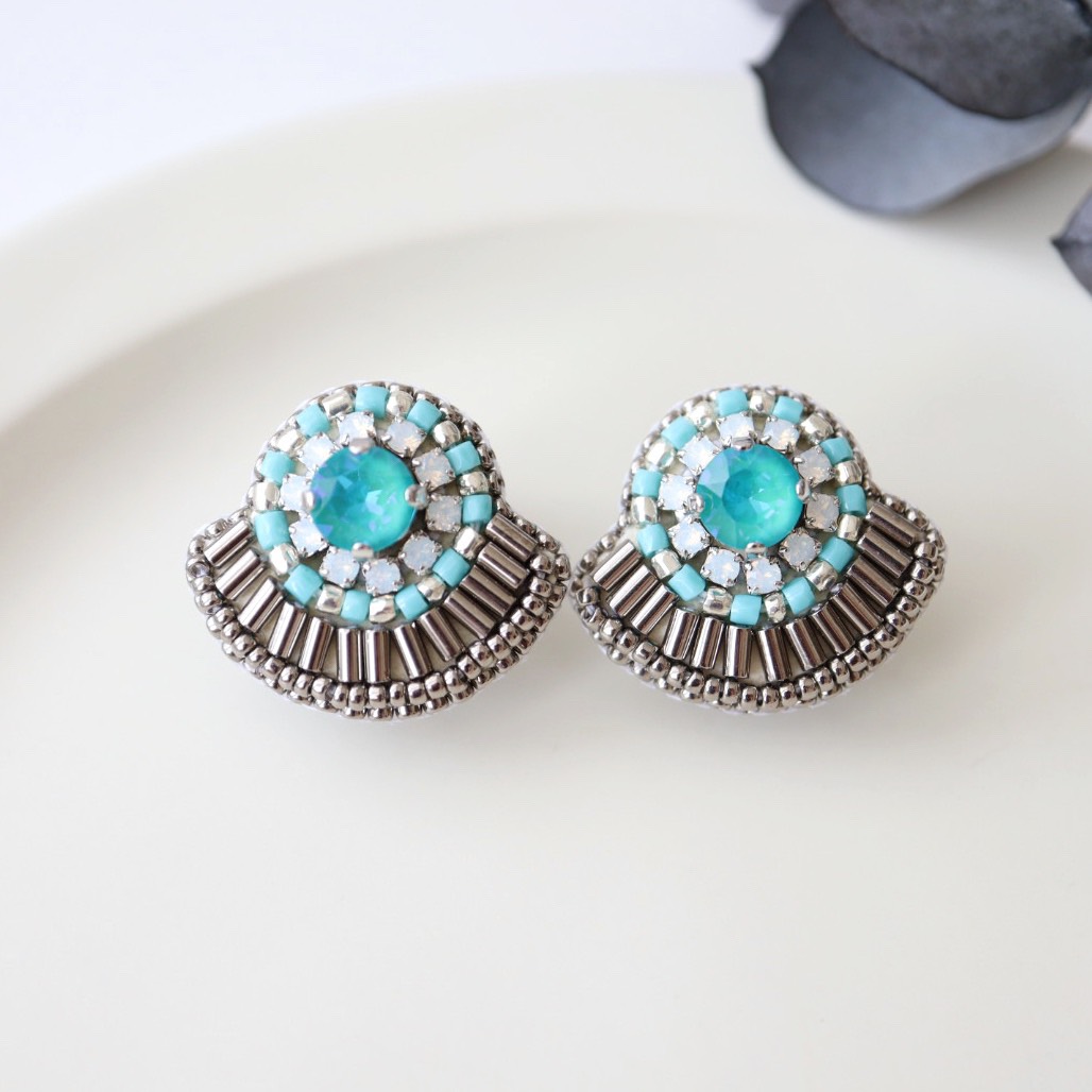 クリスタルと竹ビーズの扇形ビジュー刺繍イヤリング(ターコイズブルー) ／母の日・誕生日にも