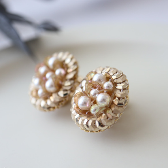 珍珠和亮片橢圓形珠子刺繡耳環 第4張的照片
