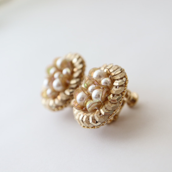 珍珠和亮片橢圓形珠子刺繡耳環 第2張的照片