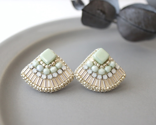 手染めビーズと薔薇ビジュー♡ アシメ　ピアス/イヤリング✩*॰¨ きらめく竹ビーズの扇形刺繍ピアス（ミントグリーン）／誕生日