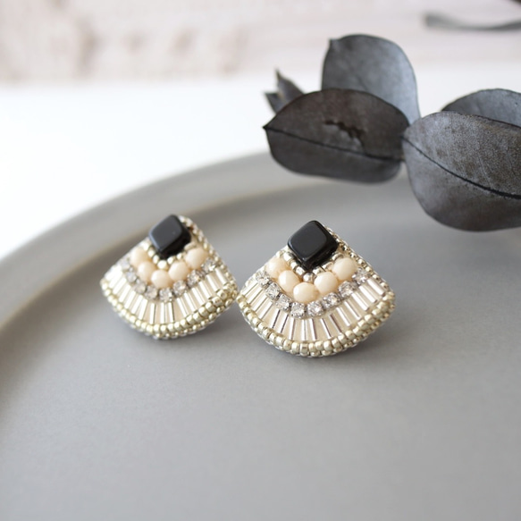 竹珠水晶珠寶刺繡耳環（黑色）/生日和禮物 第3張的照片