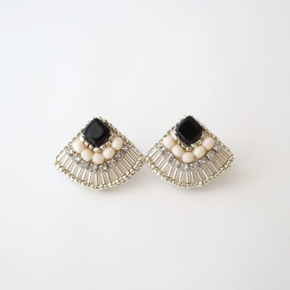 竹珠水晶珠寶刺繡耳環（黑色）/生日和禮物 第4張的照片