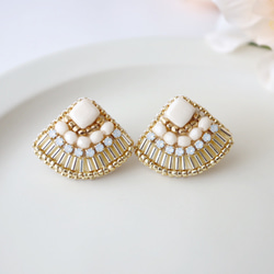 ハンドメイド☆ビーズピアス きらめく竹ビーズの扇形刺繍ピアス（ゴールド）／誕生日・ギフトに