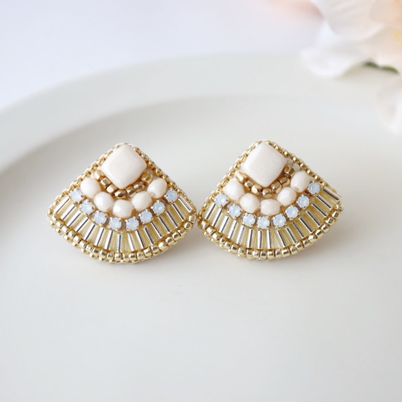 『5069』ハンドメイドピアス きらめく竹ビーズの扇形刺繍ピアス（ゴールド）／誕生日・ギフト