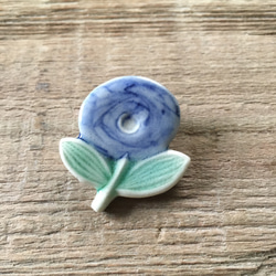 青いお花のブローチ(陶器) 1枚目の画像
