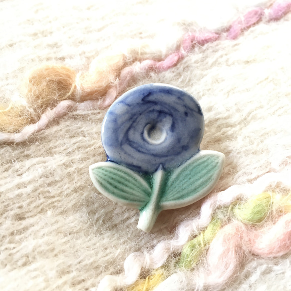 青いお花のブローチ(陶器) 2枚目の画像