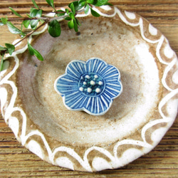青いお花のブローチ（陶器） 4枚目の画像