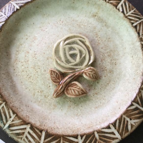 陶器で出来たバラのブローチ 3枚目の画像