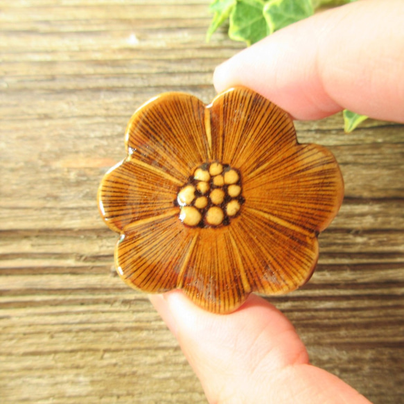 陶器で出来たお花のブローチ 2枚目の画像